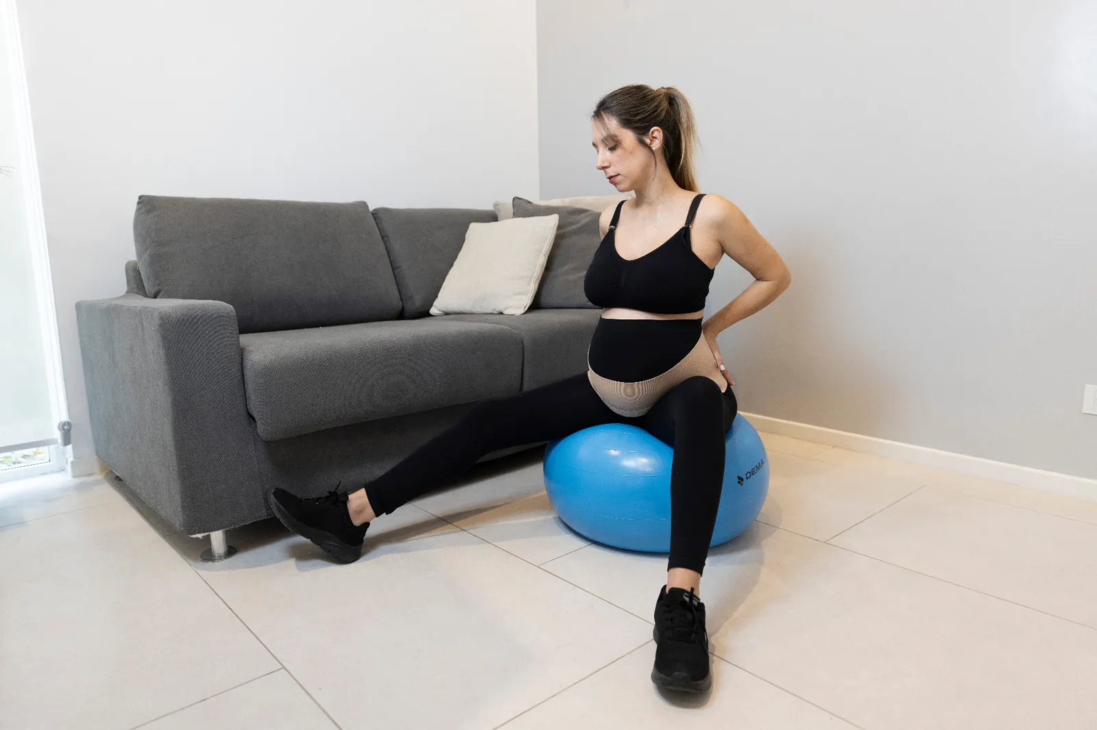 Embarazada sosteniéndose la zona lumbar