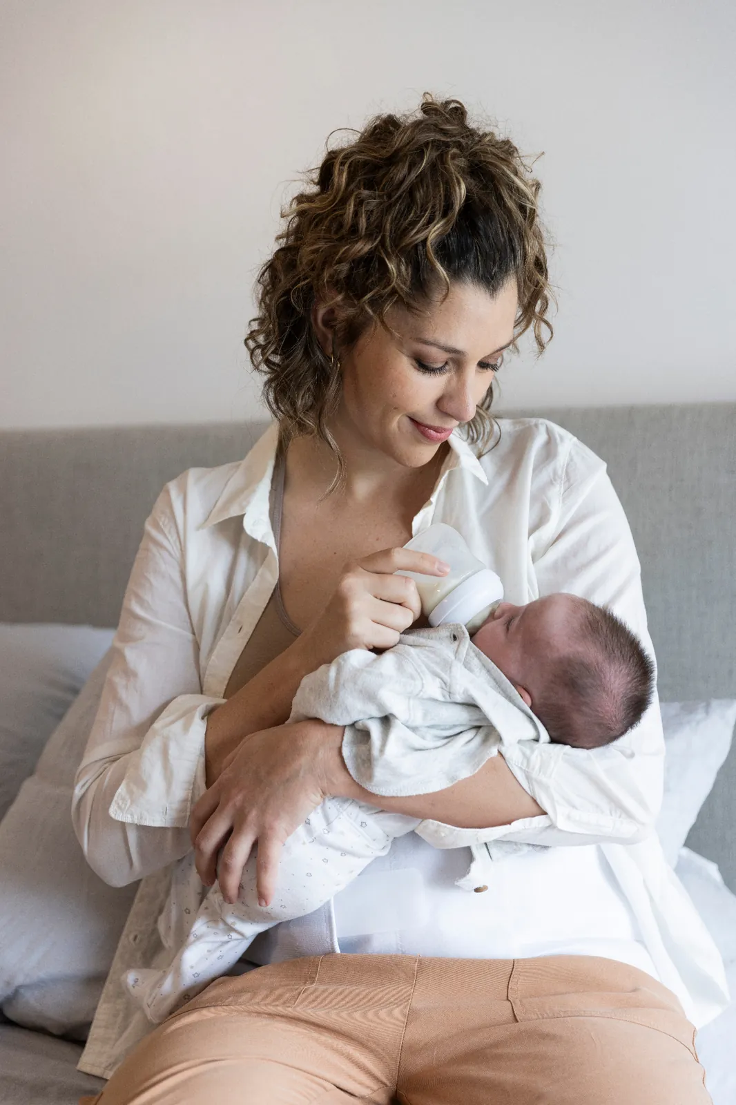 Mamá postparto con su bebé recién nacido