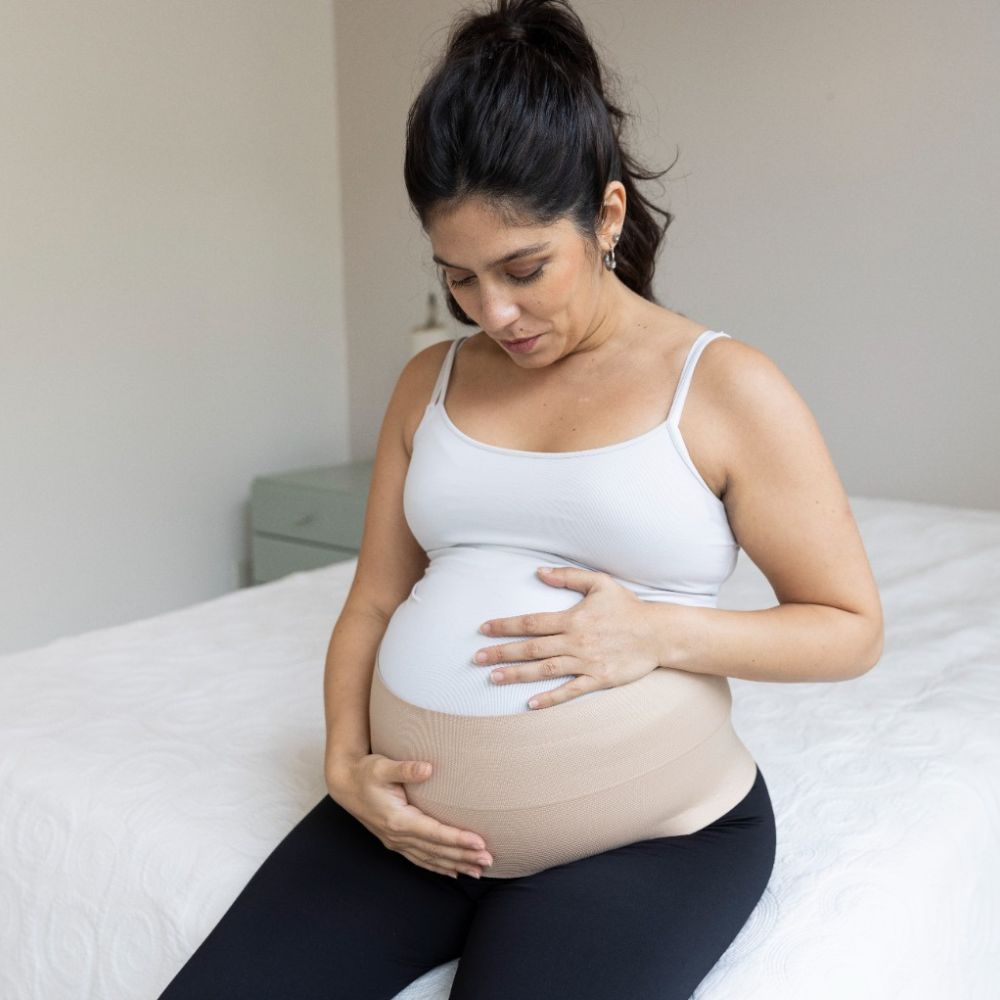 Embarazada usando la faja DEMA F040